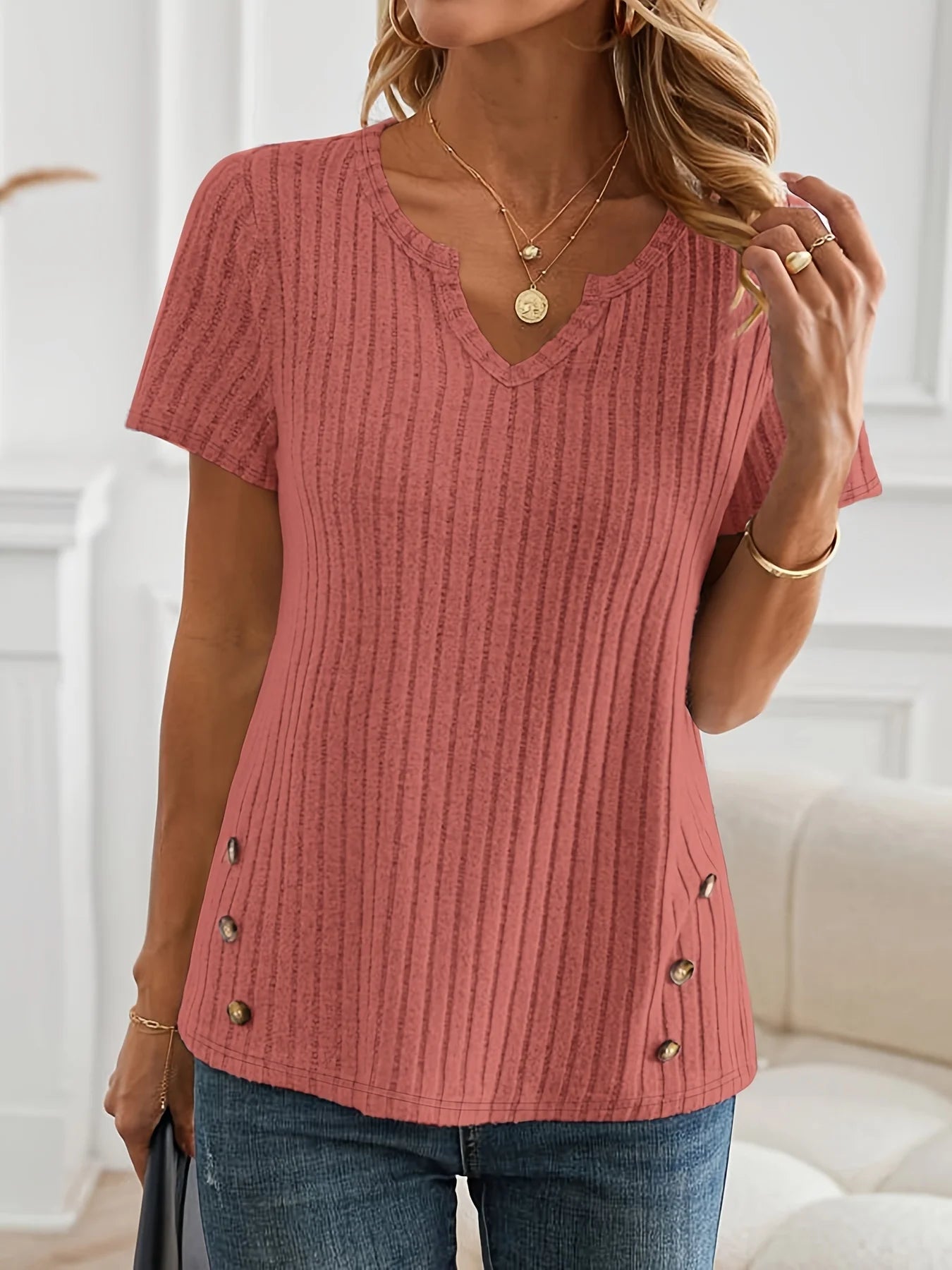 Lila – Casual Chic Ribbed Button-Detail T-Shirt