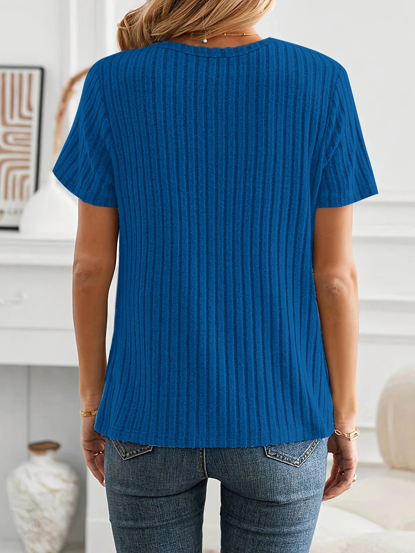 Lila – Casual Chic Ribbed Button-Detail T-Shirt