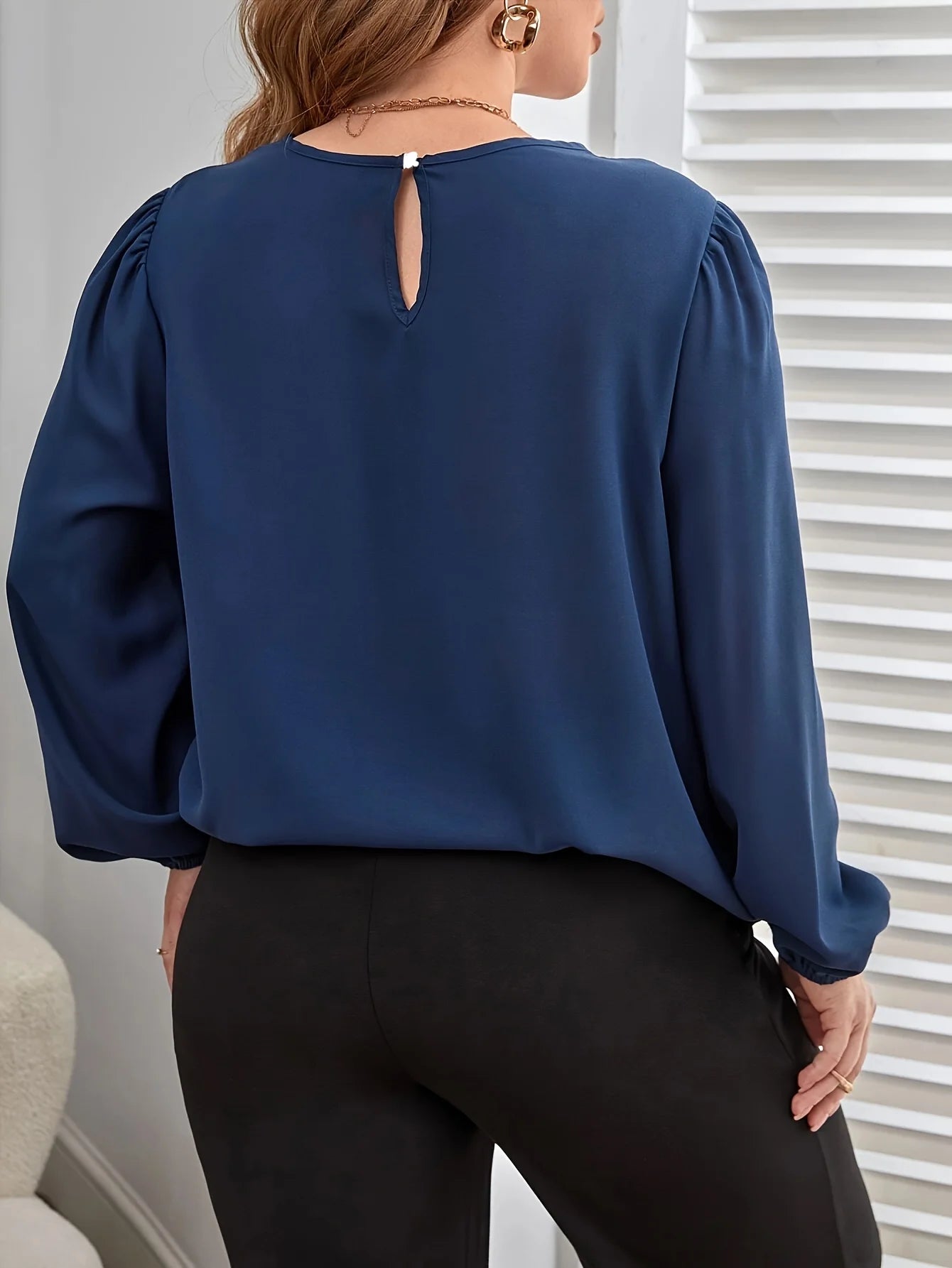 Elena – Elegant Loose-Fit Blouse