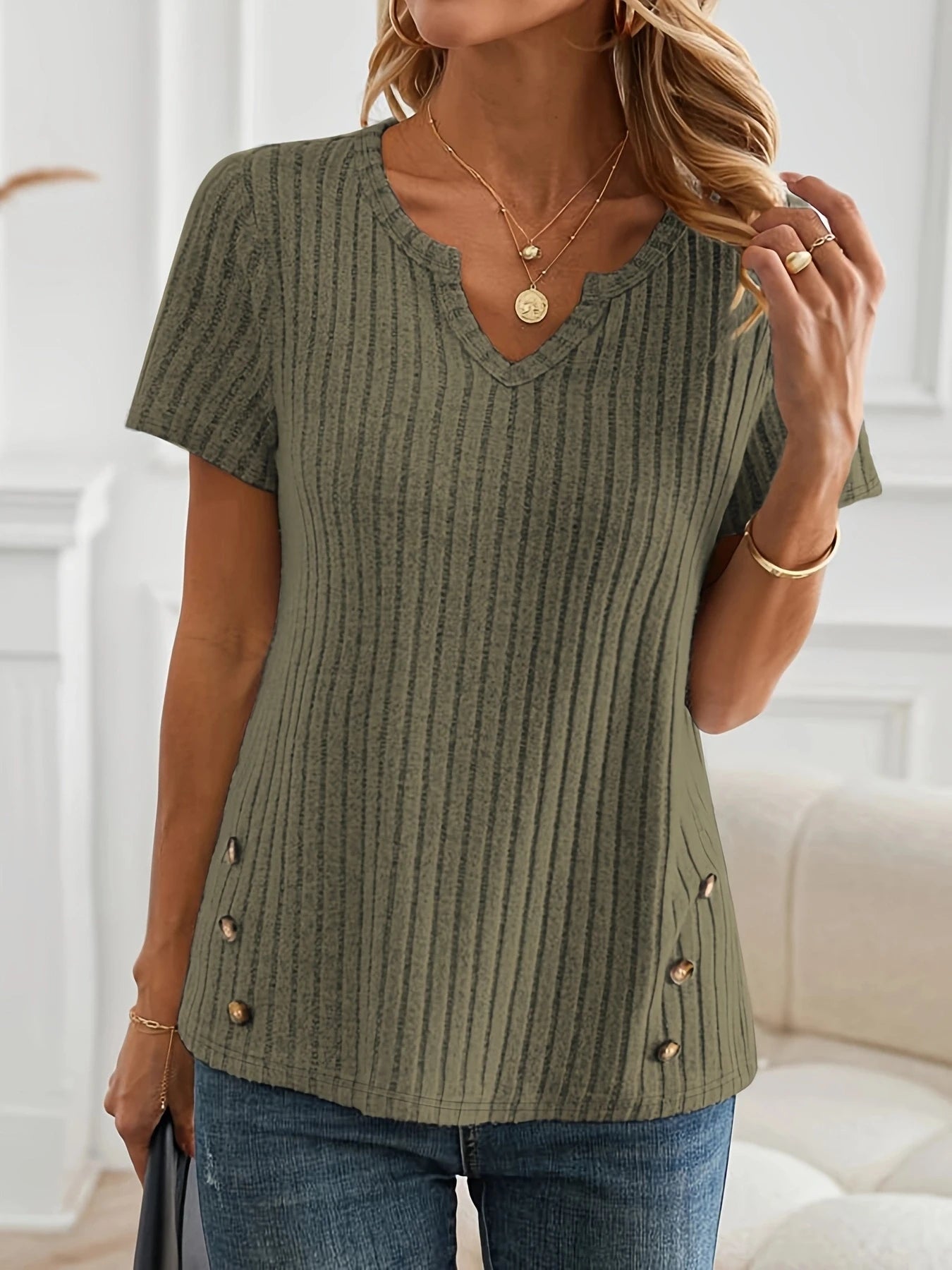 Lila – Casual Chic Ribbed Button-Detail T-Shirt
