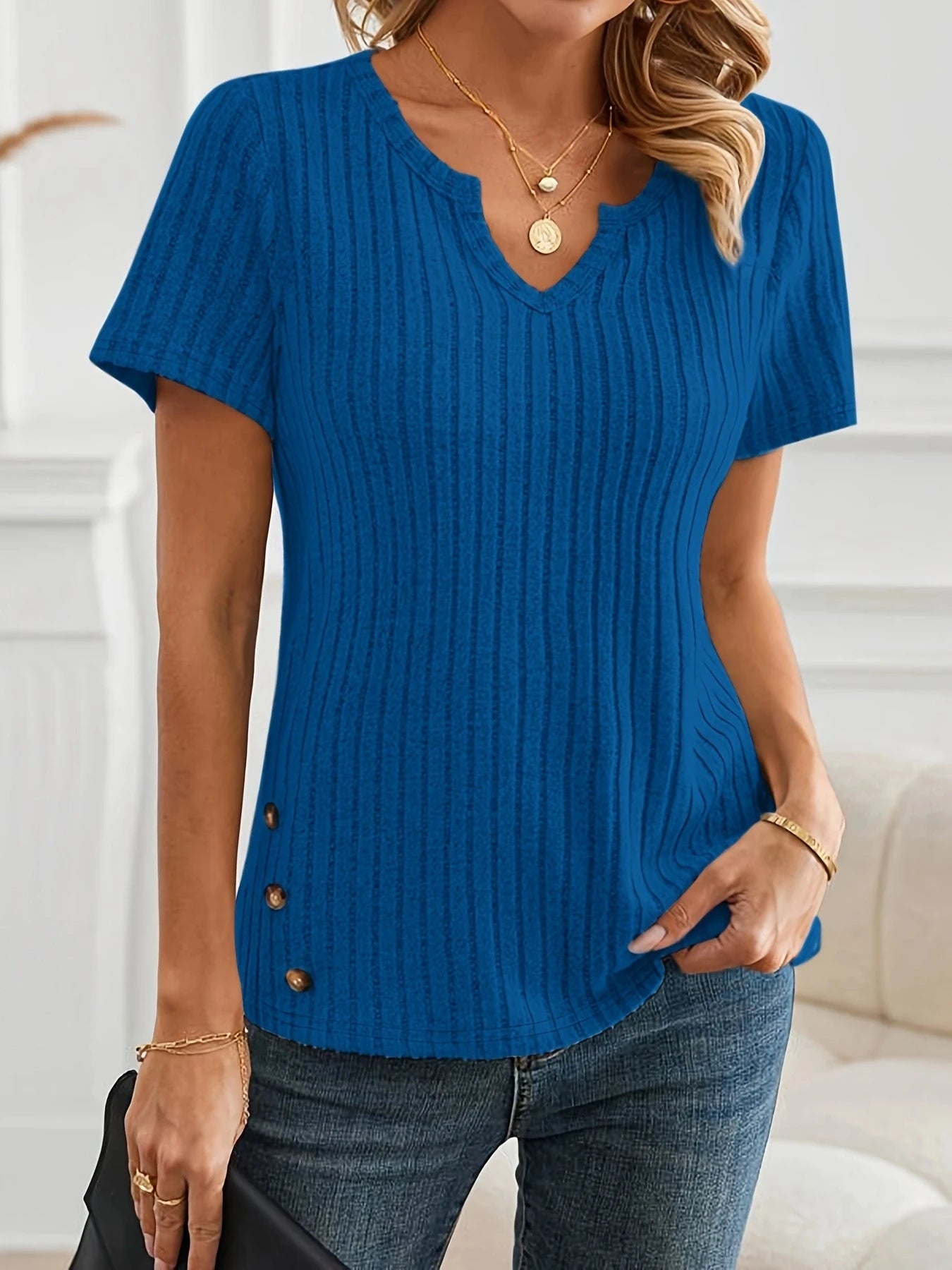 Lila – Casual Chic Ribbed Button-Detail T-Shirt
